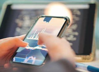 Investitor pregledava jasan postupak povlačenja novca i transfera sredstava