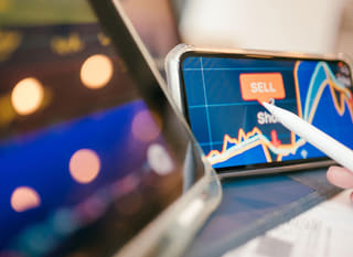 Trader koji analizira opcije na više tržišta, uključujući Bitcoin, Ethereum i forex